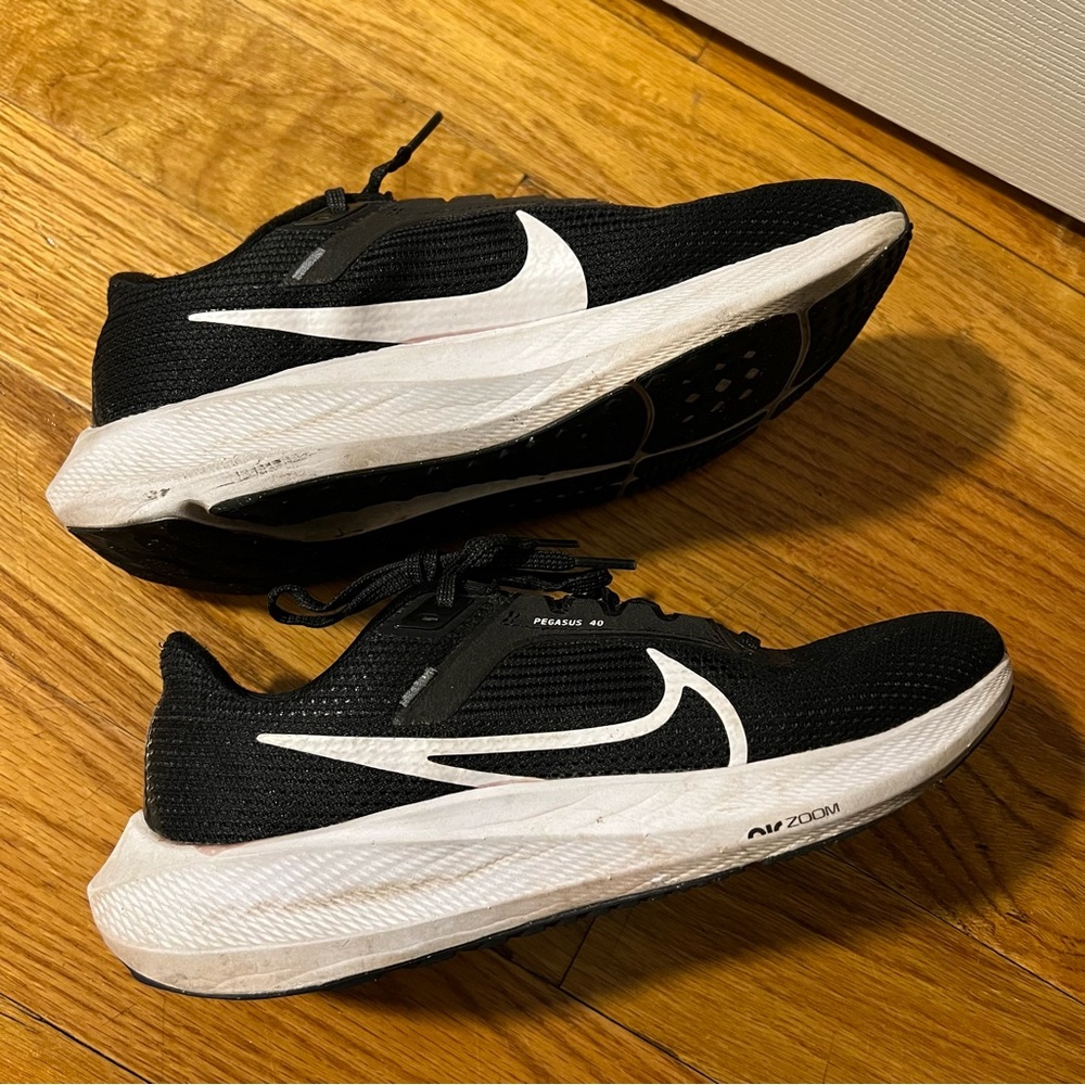 Nike Women’s Pegasus 40 Black And White Sneakers Size 8 - Picture 5 of 7